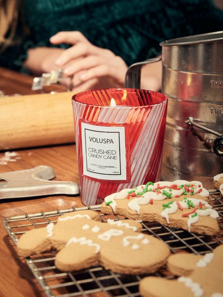 Свеча ароматическая VOLUSPA Crushed Candy Cane Мятная карамель, 184 гр, в стекле, подарочная коробка, горение 40 ч — фото 1