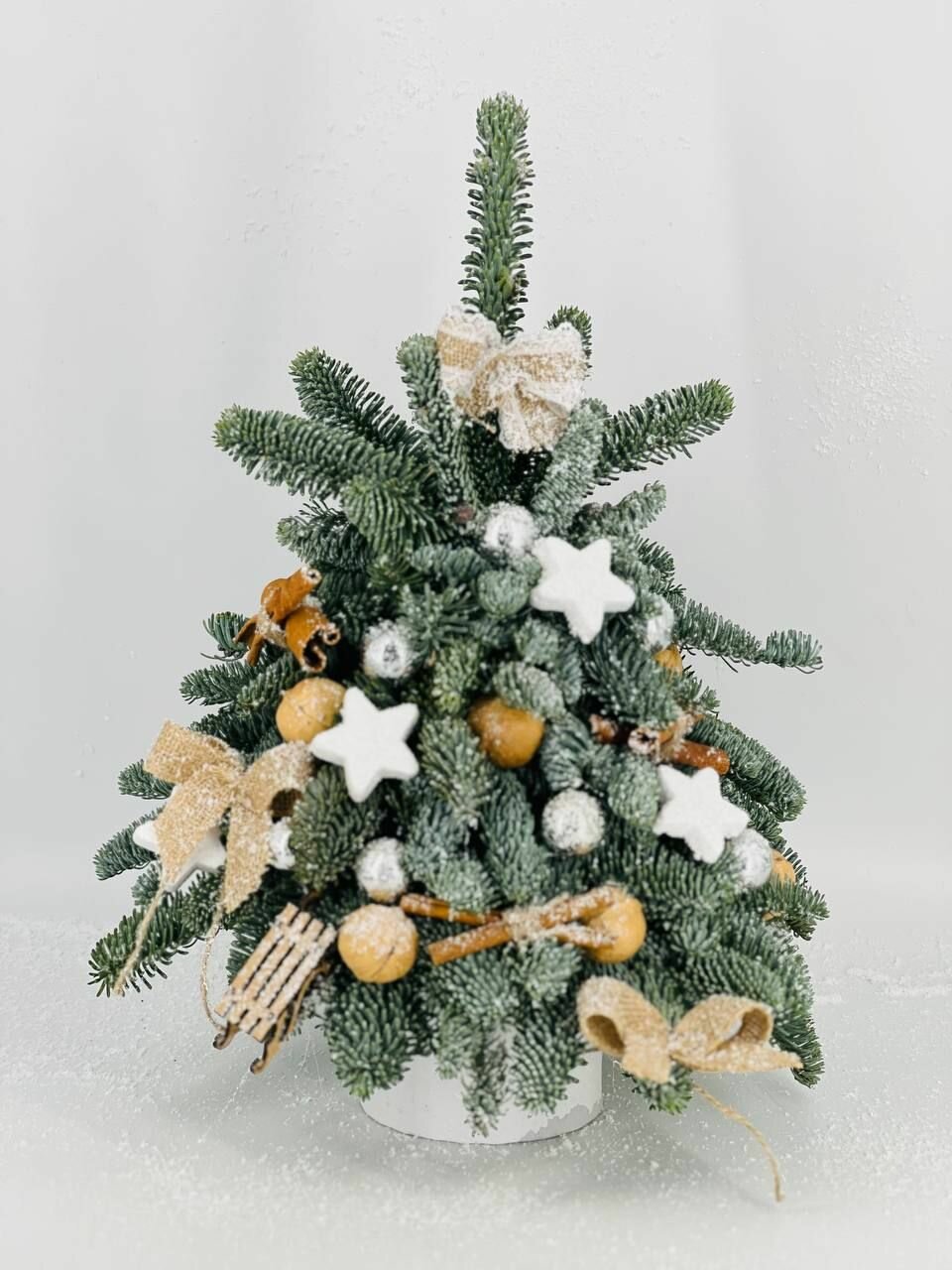 Новогодняя композиция из живой хвои, настольное украшение из нобилис, елка 40 см