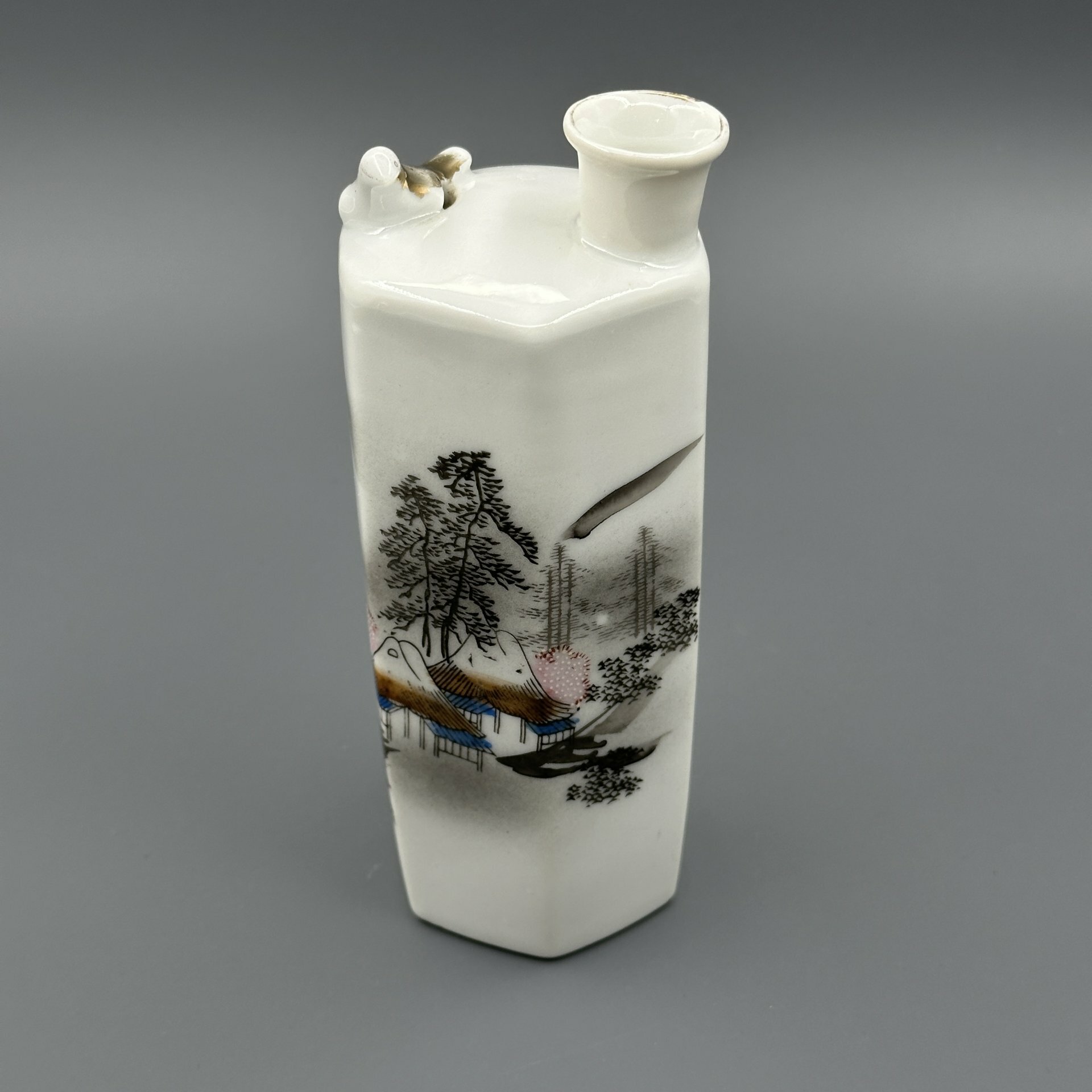 фото Графин для саке, украшенный изображением морской бухты, Кутани (Kutani, 九谷焼)