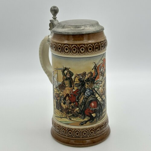 Кружка пивная, украшенная изображением рыцарского сражения, керамика, деколь