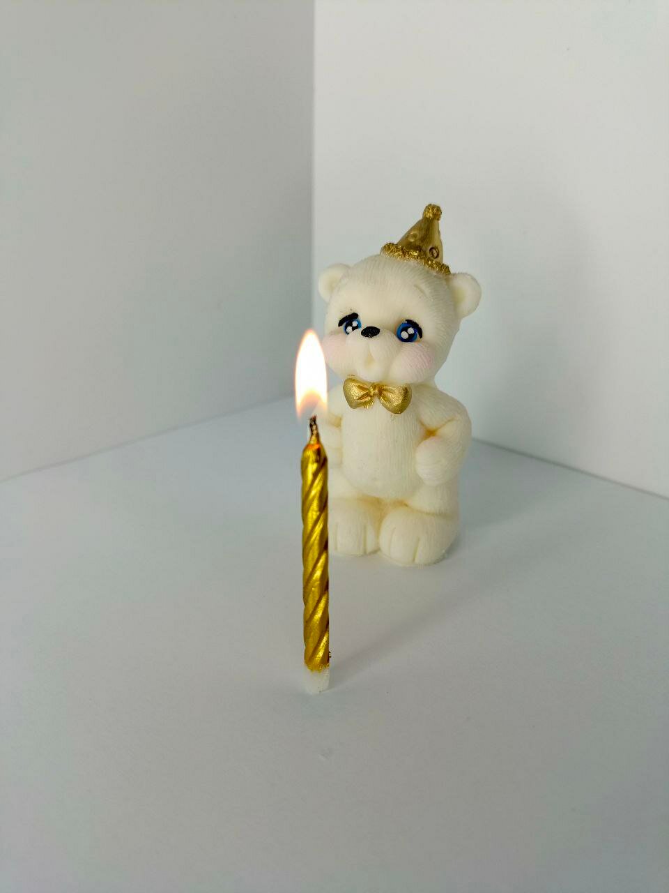 фото "Мишка-именинник" - белая глазурь белый/золотой ( + свеча)