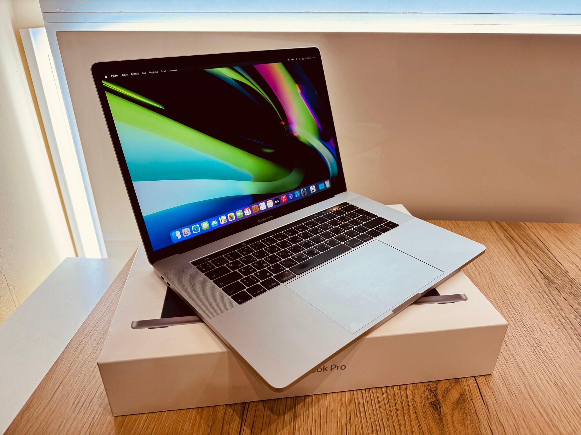 15.4" Ноутбук Apple MacBook Pro 2018 (2880x1800, Intel Core i7 2.2 ГГц, RAM 16 ГБ, SSD 256 ГБ, Radeon Pro 555x, Silver, MacOS)