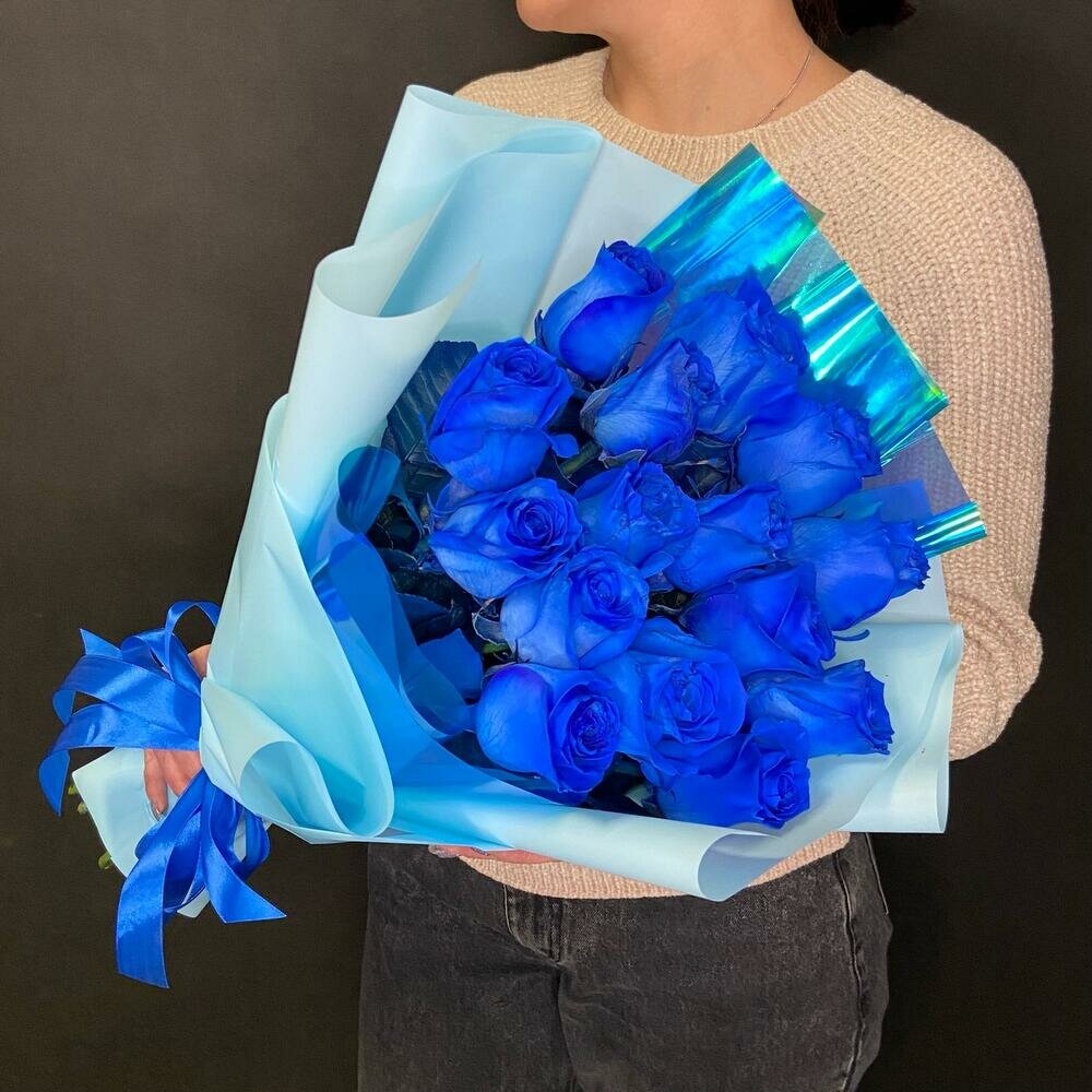 Букет из 15 синих роз в авторской упаковке / Натуральный синий цвет