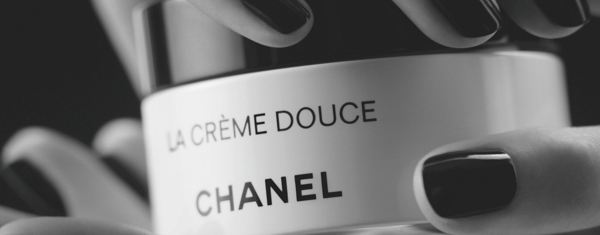 Chanel La Creme Douce Крем для увлажнения и повышения упругости кожи лица и шеи для возраста 50+, 50г — фото 1