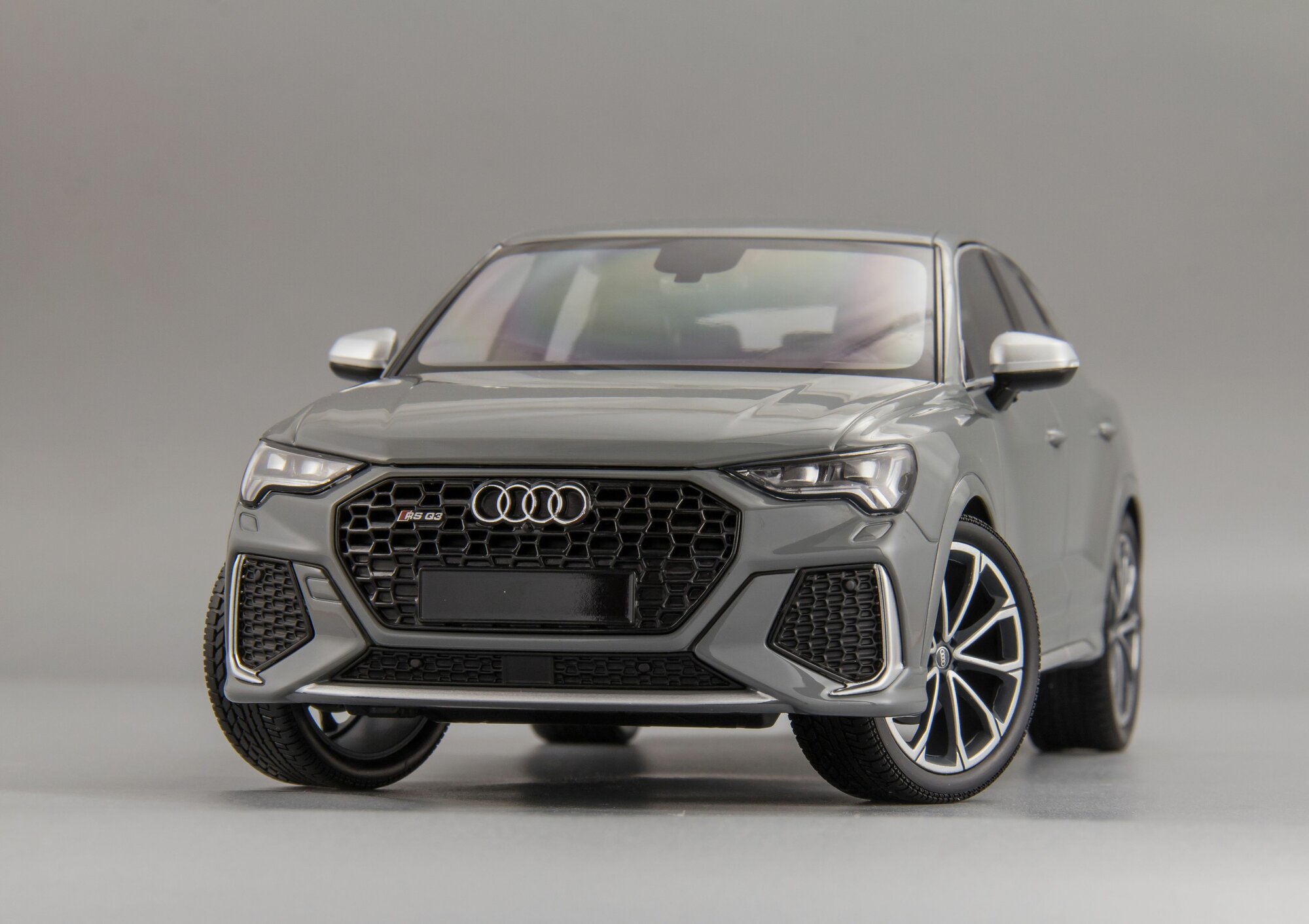 1:18 Audi RSQ3 - 2019, Коллекционная масштабная модель от Minichamps — фото 1