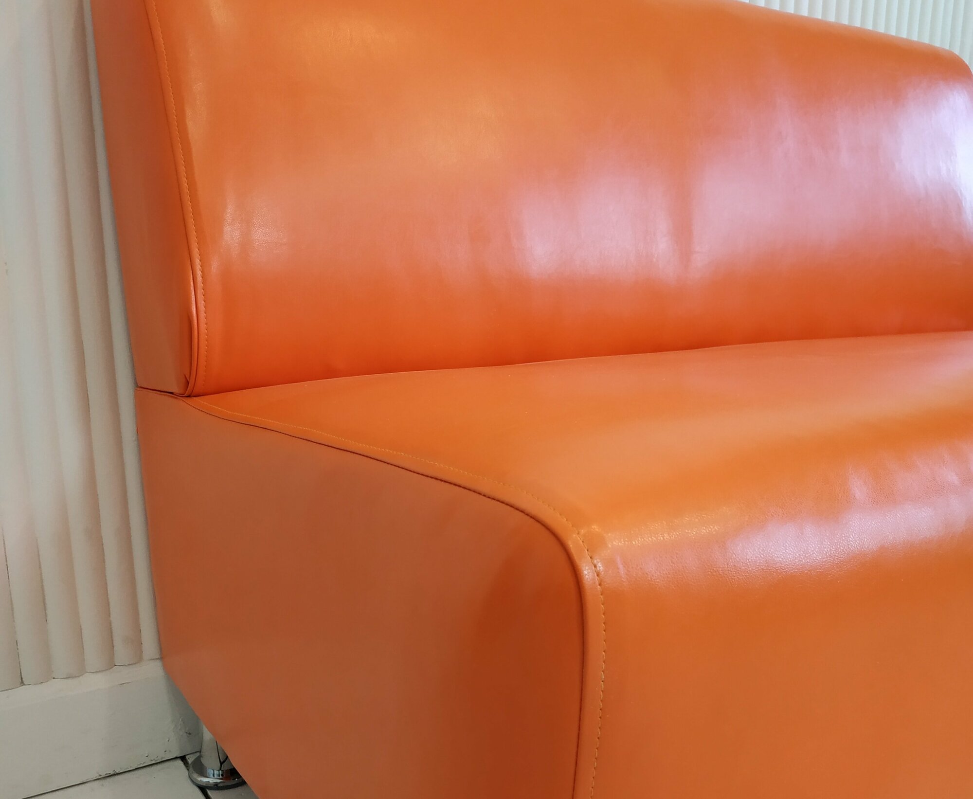 Диван офисный Вегас, механизм Нераскладной, 110х67х77 см, оранжевый