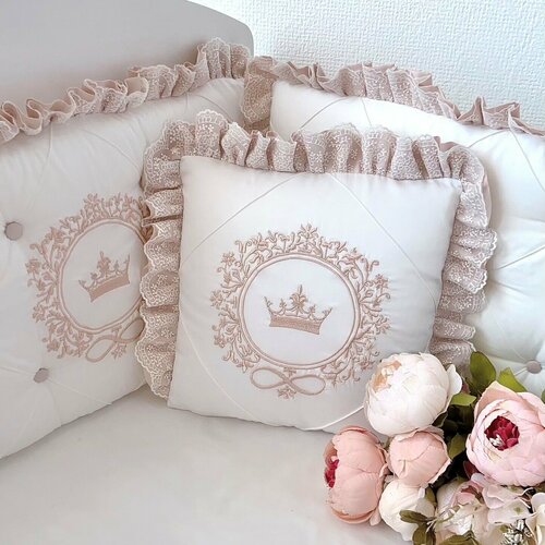 Декоративная подушка с вышивкой и кружевом к комплекту бортиков 