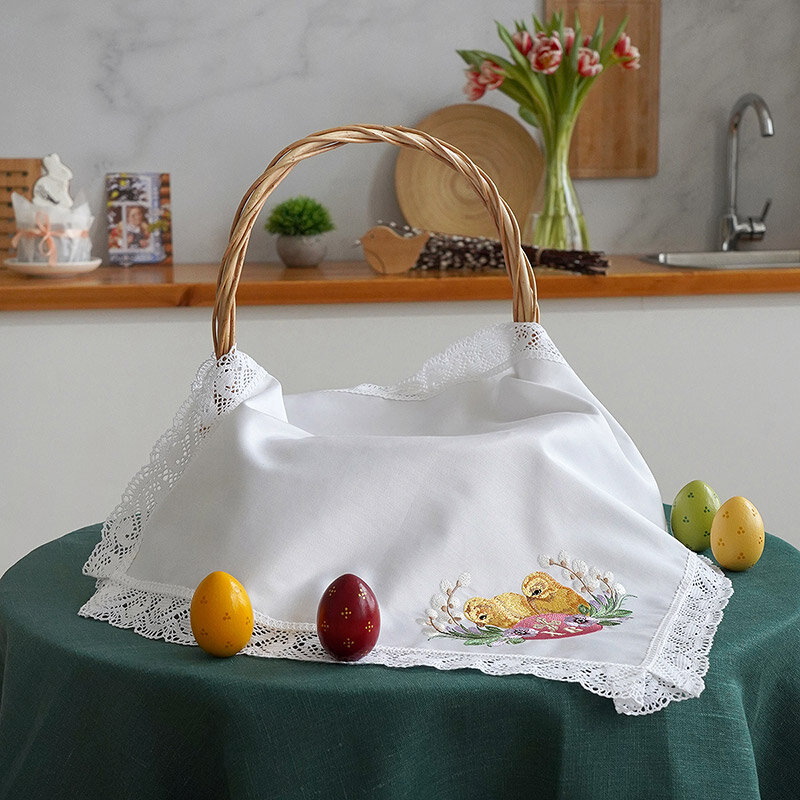 фото Салфетка праздничная пасхальная с православной вышивкой в корзину или на праздничный стол "Цыплята" на Пасху с вышивкой, край с кружевом