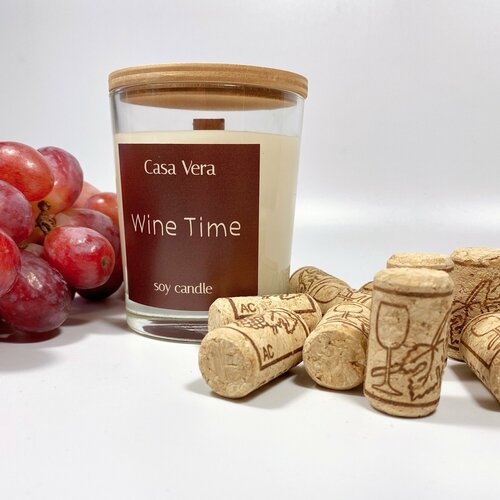 Свеча ароматическая Wine Time Время вина с деревянным фитилем из соевого воска в стакане с крышкой 250 мл Свеча с ароматом винограда изабелла мускат Коллекция Casa Vera весна-лето 2024 Аромасвеча для домав подарок 2200₽