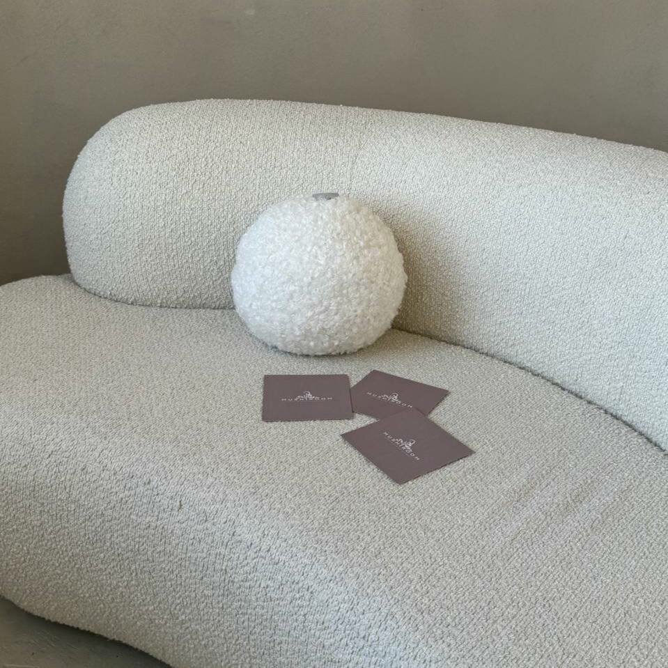 Дизайнерская декоративная подушка "Cozy", молочный, 1 шт