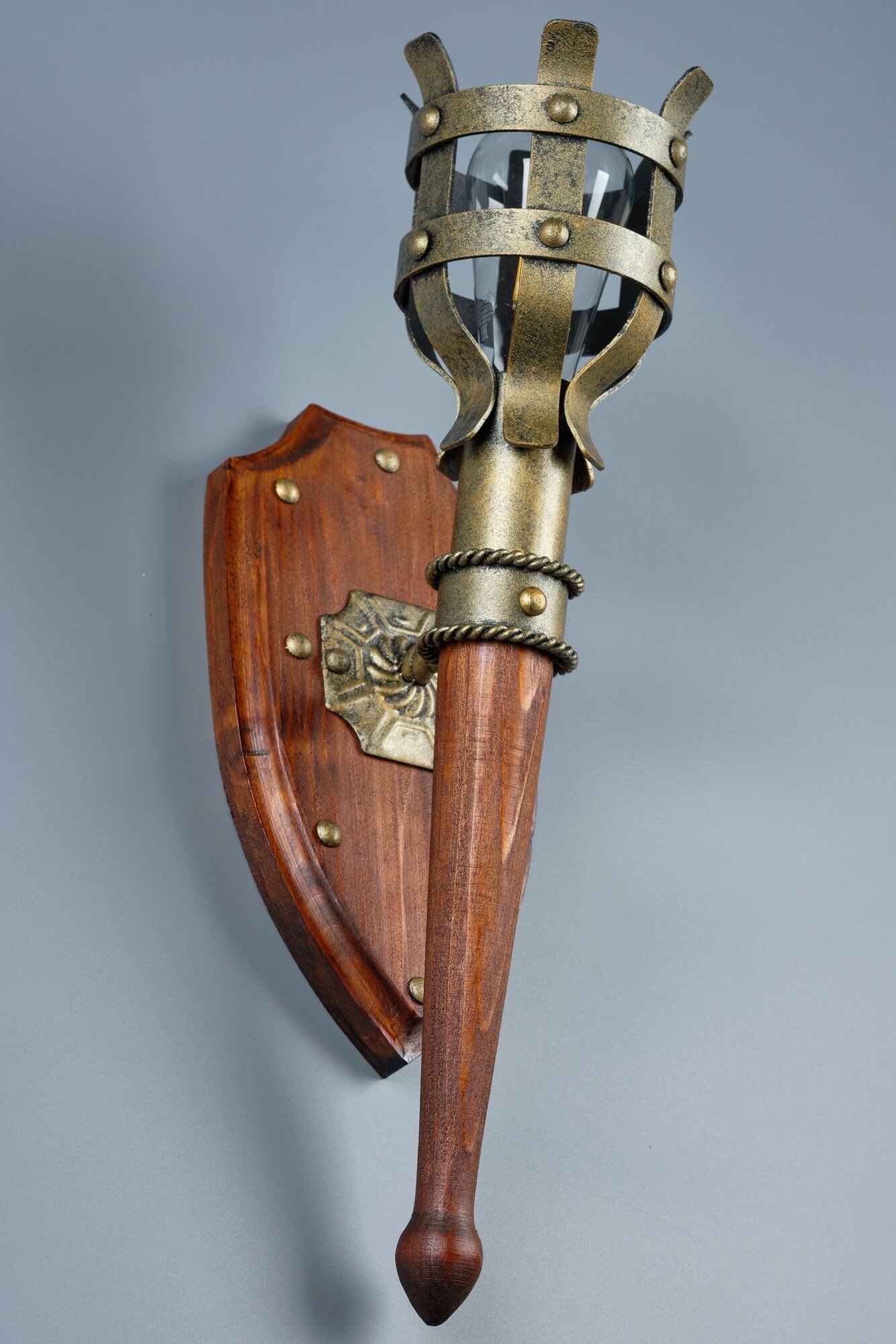 фото Настенный светильник ручной работы, Факел на щите "Викинг" под старину, патина Золото