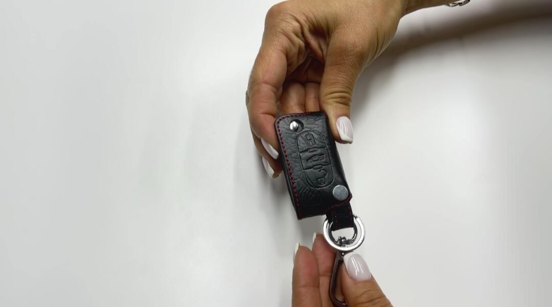 Чехол для автомобильного ключа Peugeot (Пежо) Цвет Черный Нить Красная — фото 1