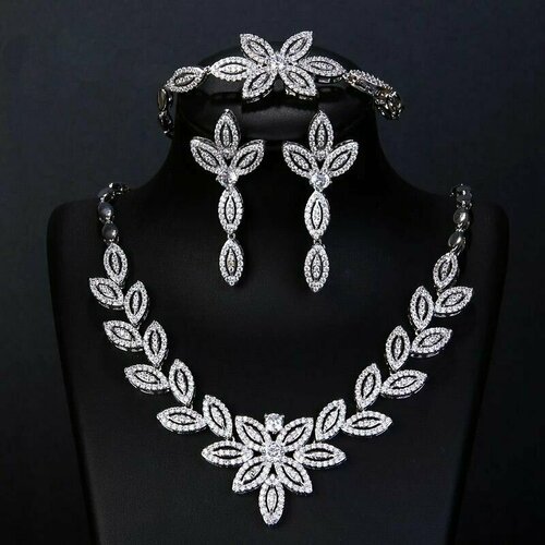 Комплект бижутерии Rigant Комплект бижутерии женский. Серьги, ожерелье, браслет. Свадебное колье. Свадебная бижутерия.: браслет, колье, серьги, кольцо, бижутерный сплав, родирование, искусственный камень, ручная работа, подарочная упаковка, размер кольца 19, размер браслета 18 см., размер колье/цепочки 46.5 см., белый