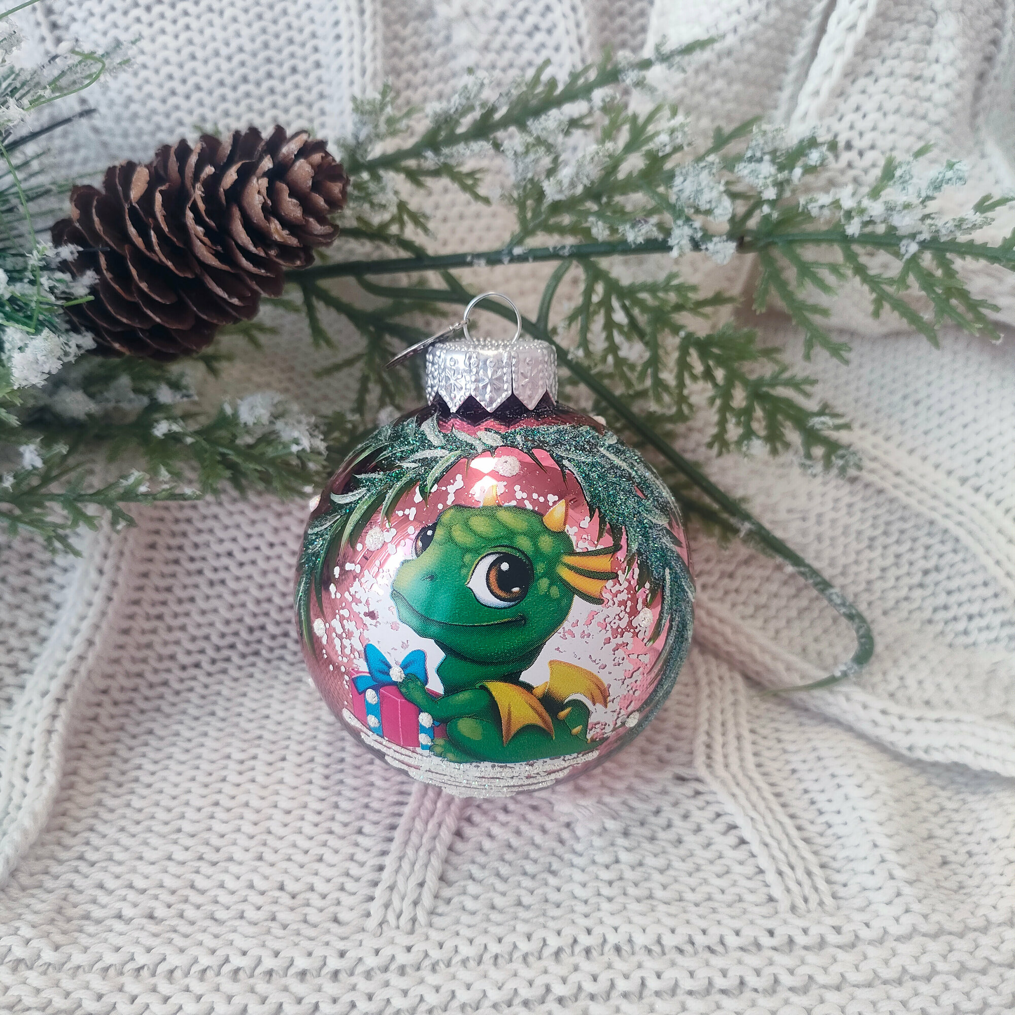 фото Елочная игрушка Шар Коломеев Дракончик с подарочком высота 6,5 см новогодняя игрушка из стекла, символ года, ручная дорисовка, в подарочной упаковке