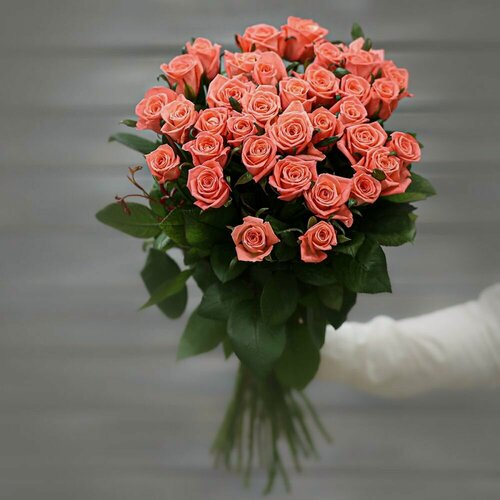 Изображение товара Букет живых цветов из 35 коралловых роз (Россия) с лентой 50 см