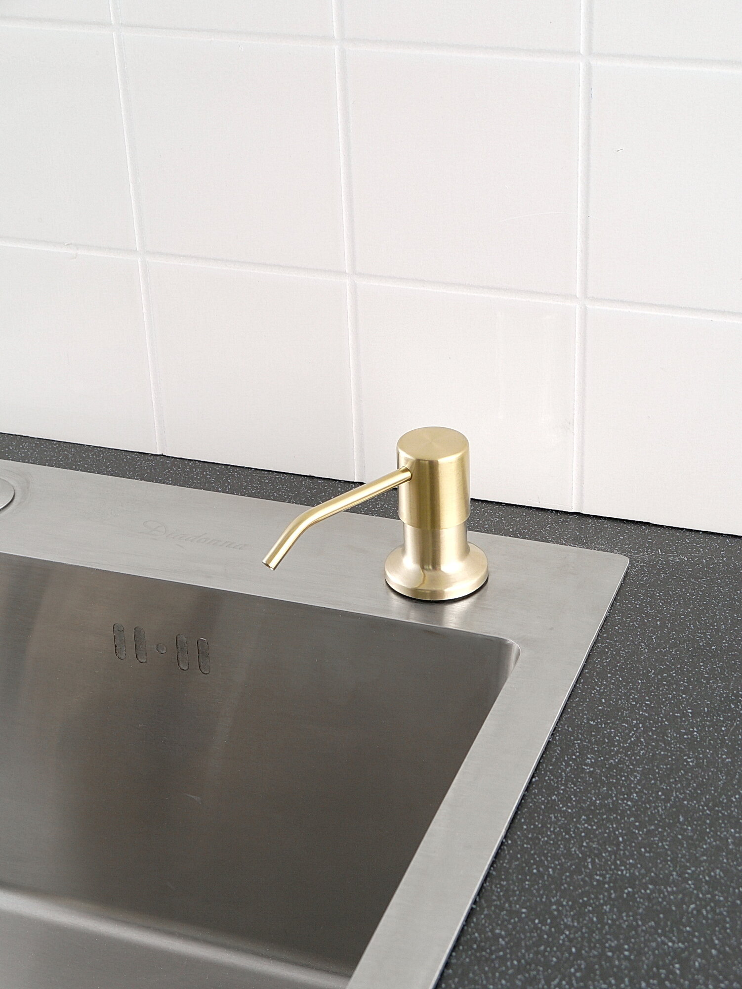 Дозатор для жидкого мыла Diadonna, нержавеющая сталь, желтый, встраиваемый, 8 см — фото 1