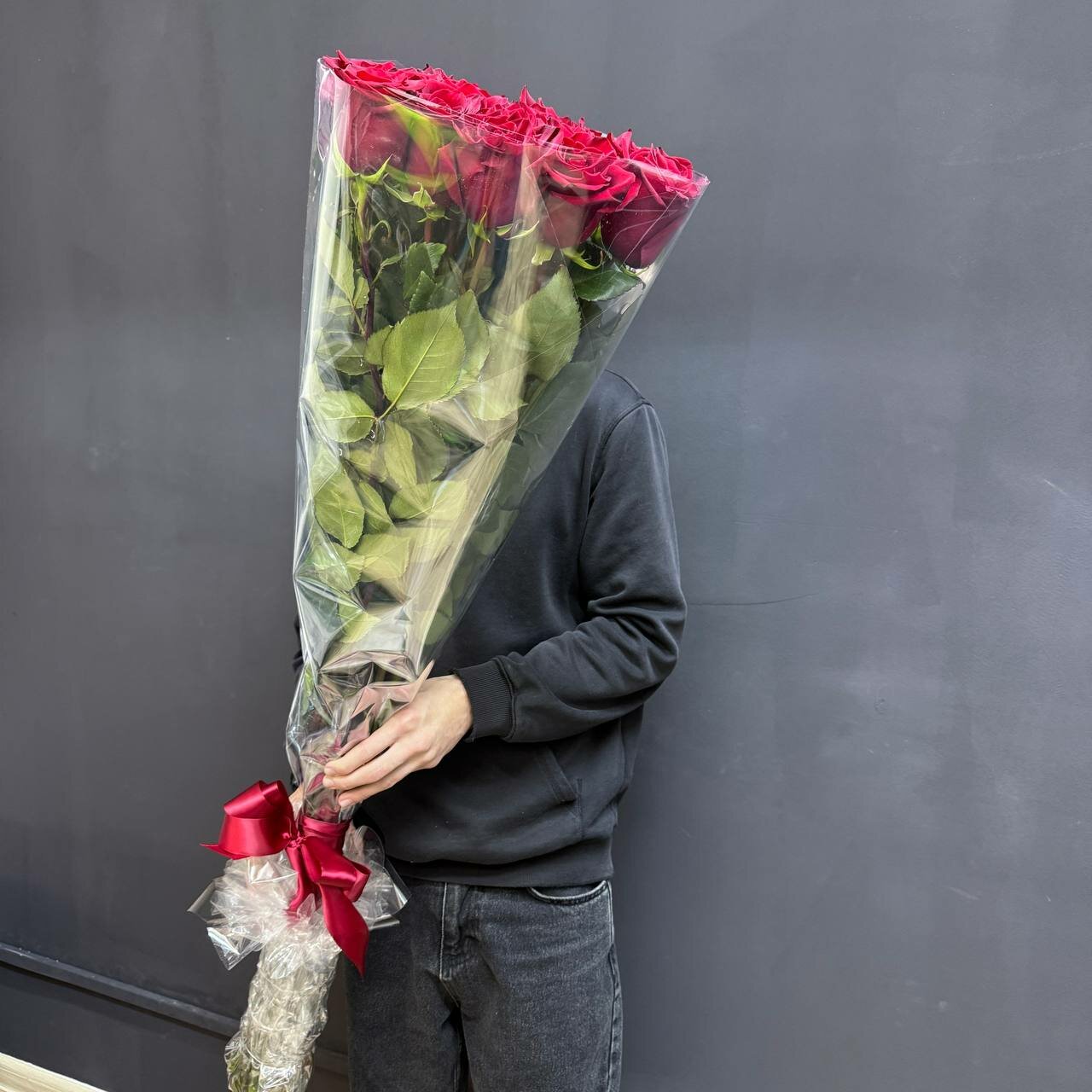 Букет метровых гигантских роз красного цвета в количестве 21 штука с доставкой WOW-Flowers