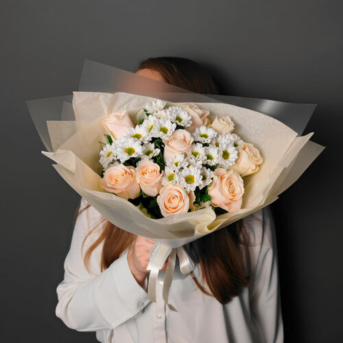 Изображение товара Цветы / Букет «Тёплый свет» — розы и хризантема сантини в кремовой упаковке