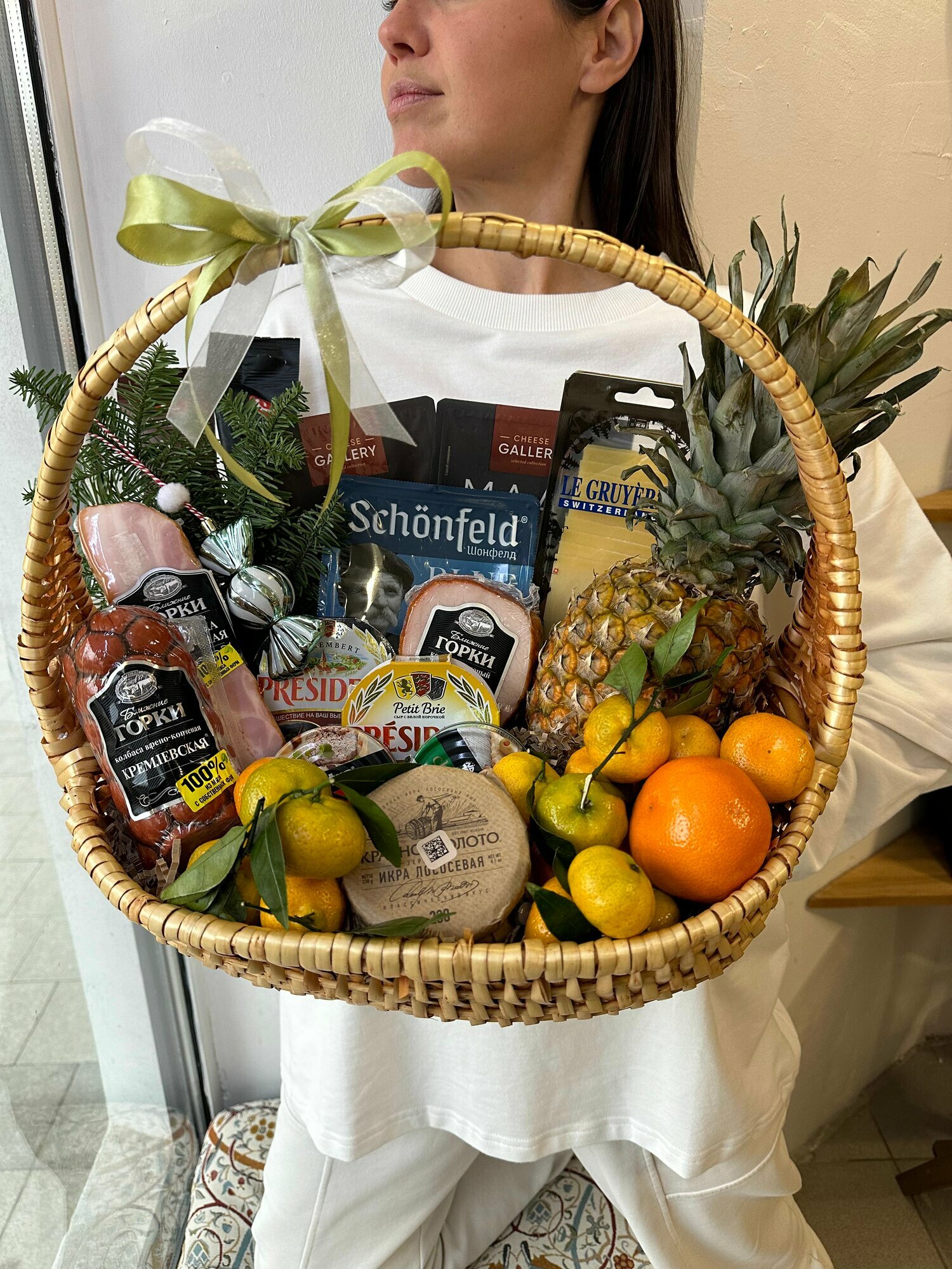 Подарочная корзина продуктов "Праздничный стол"