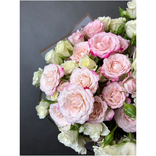 Букет микс из белой и розовой кустовой розы 11 шт 50 см в дизайнерской упаковке