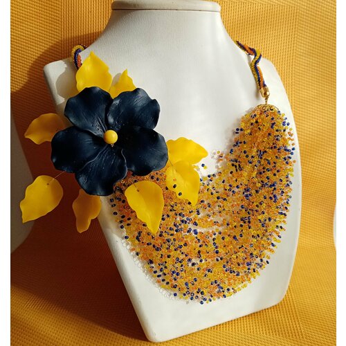 фото Эксклюзивное украшение, бисерное ожерелье "соцветие восторга" с крупным цветком гибискуса gulnara