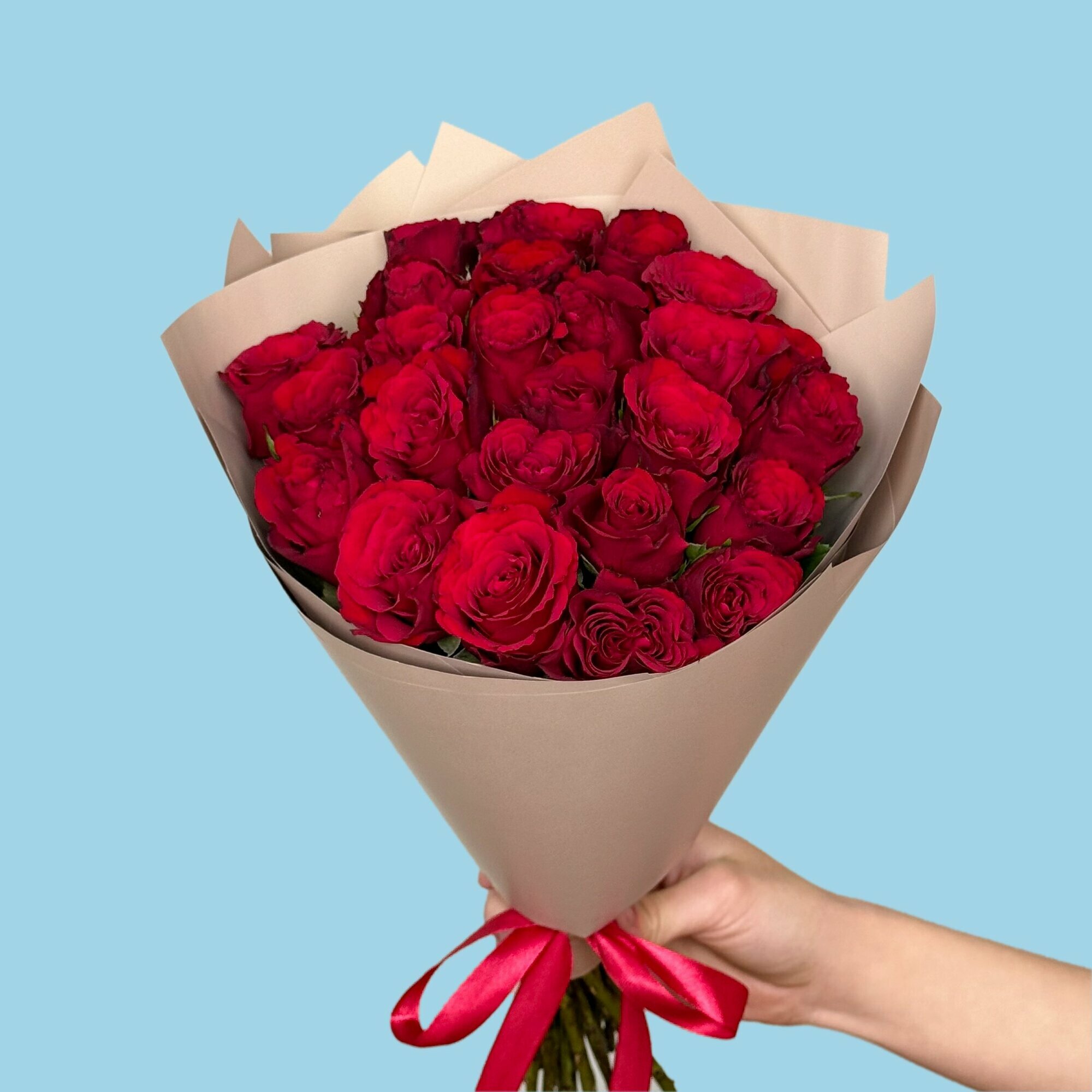 Букет живых цветов из 25 красной розы 35 см в упаковке с доставкой