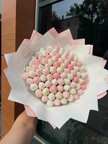 Изображение товара Букет с клубникой в белом и розовом шоколаде, кокос, белый воздушный рис, 1200 г, Princess, белая и розовая упаковка