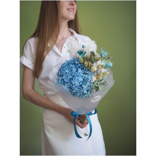 Букет сухоцветов с гортензией в голубой гамме