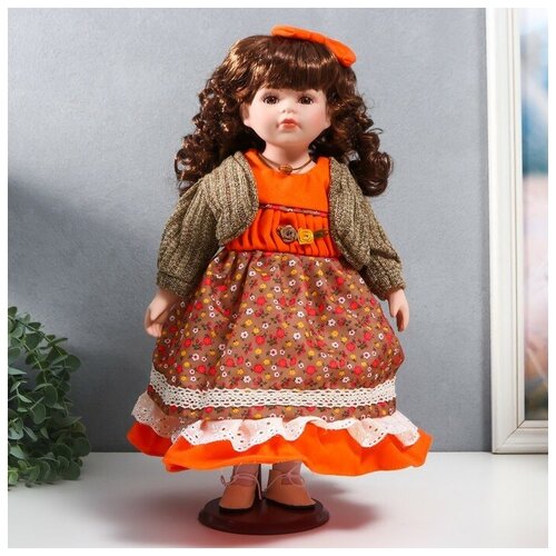 Кукла коллекционная керамика Вера в платье с мелкими цветами и горчичном джемпере 40 см кукла коллекционная керамика оля в платье с цветами и бордовой нижней юбкой 40 см