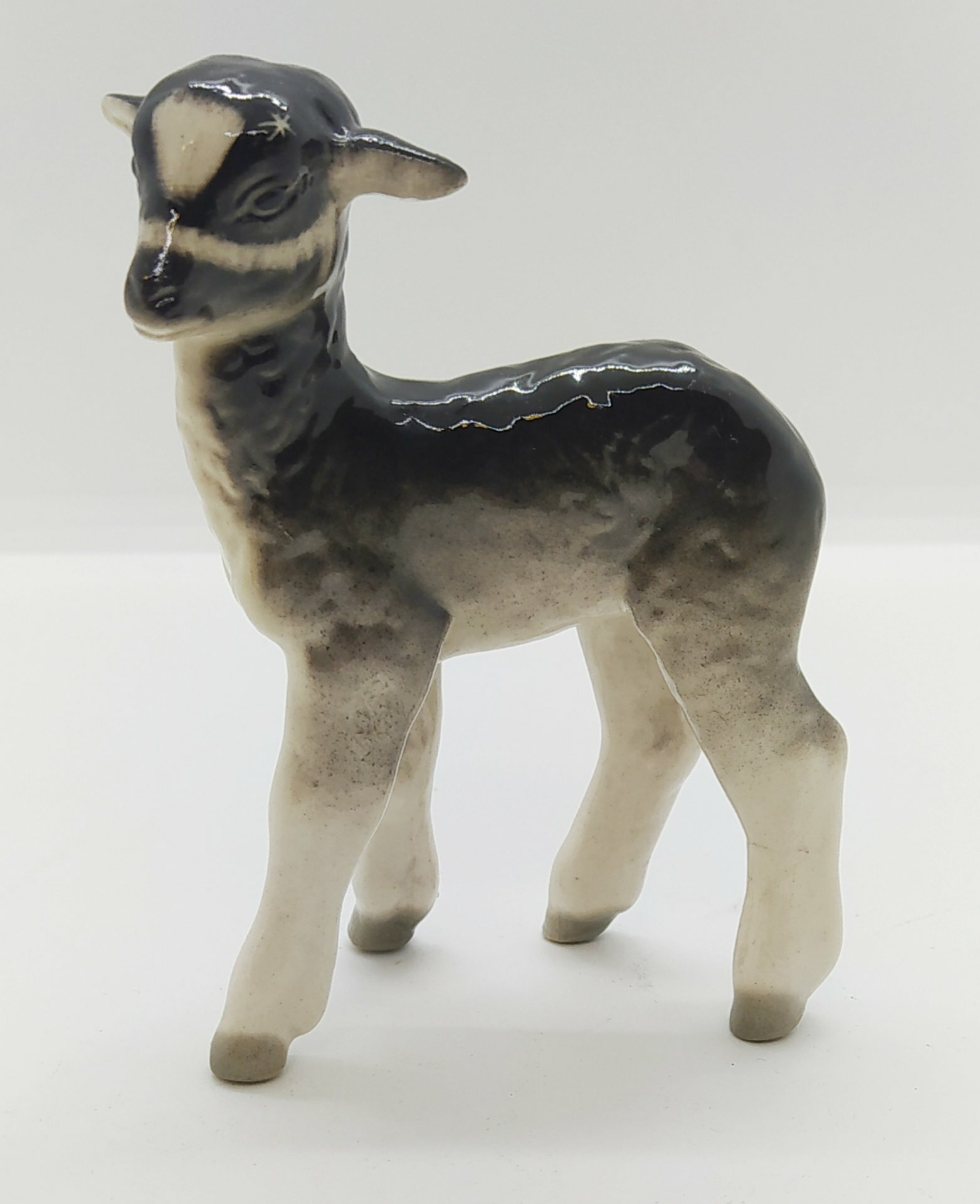 фото Статуэтка "Ягнёнок", скульптор Б. Я. Воробьев, фарфор, роспись