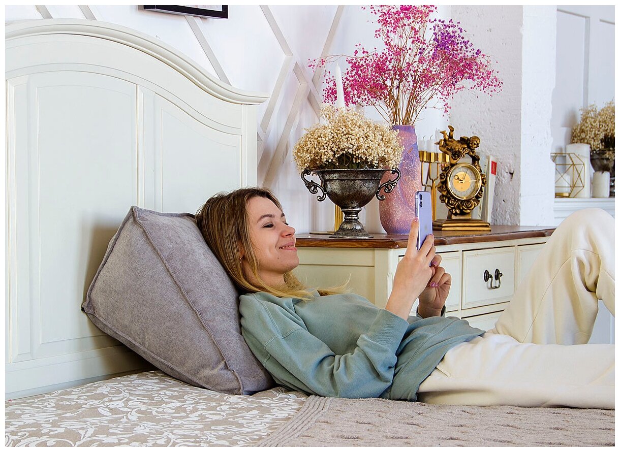 Треугольная клиновидная подушка для спины на кровать диван PillowPlace Вельвет Серая 50х20х40 см - фотография № 4