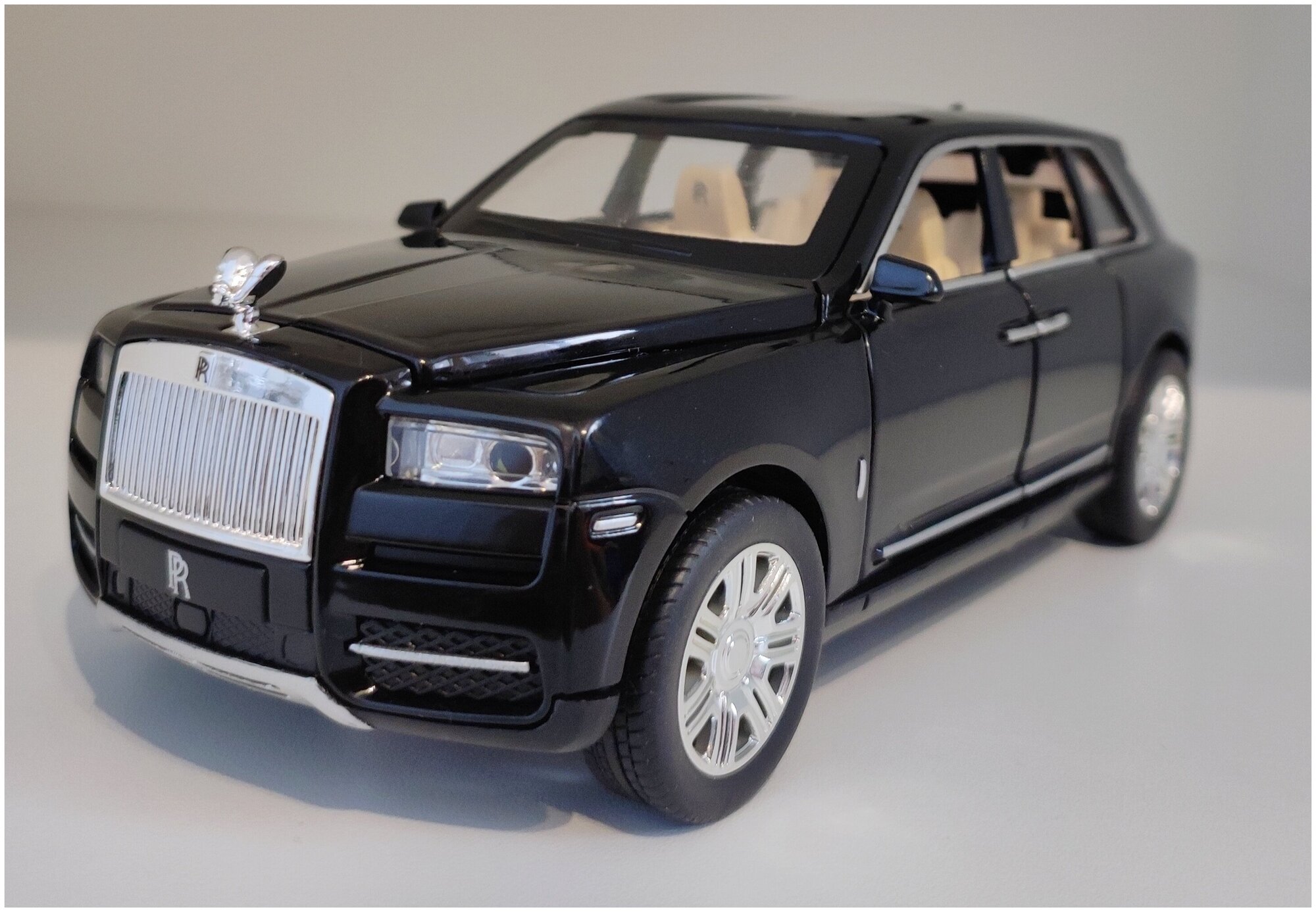 Машинка Роллс Ройс Rolls-Royce Cullinan металлическая чёрная 1:24