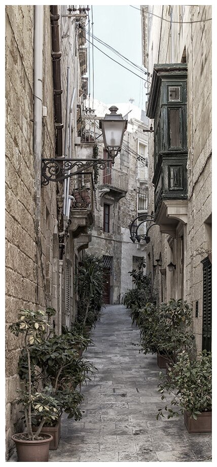 Фотообои Уютная стена "Узкая улочка в центре Биргу. Мальта" 120х270 см Виниловые Бесшовные (единым полотном)