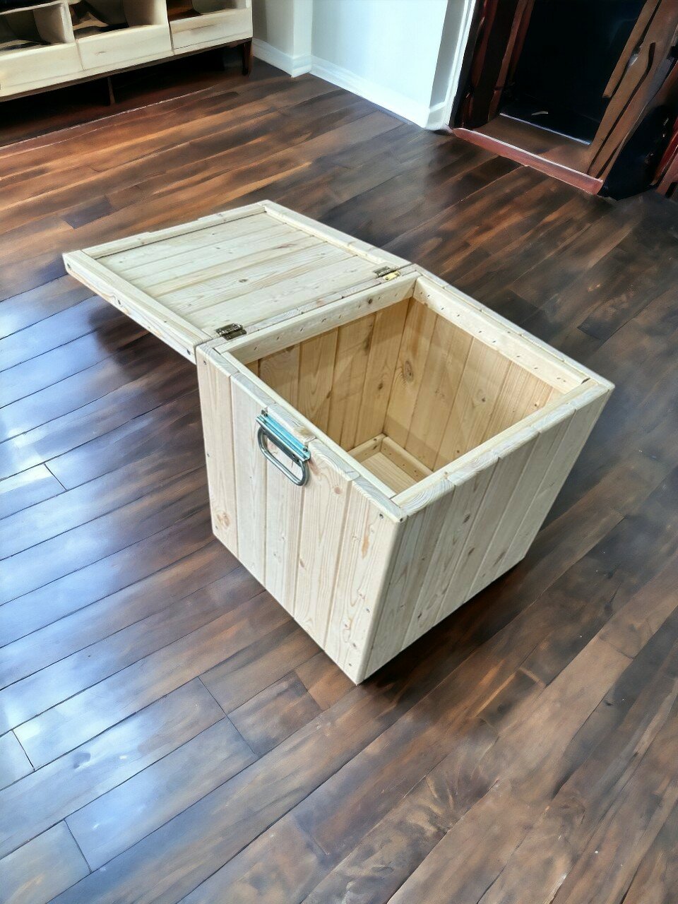 Ящик из массива хвои с откидной крышкой (47х51х56 см)