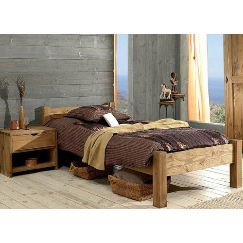 Односпальная кровать из дерева 