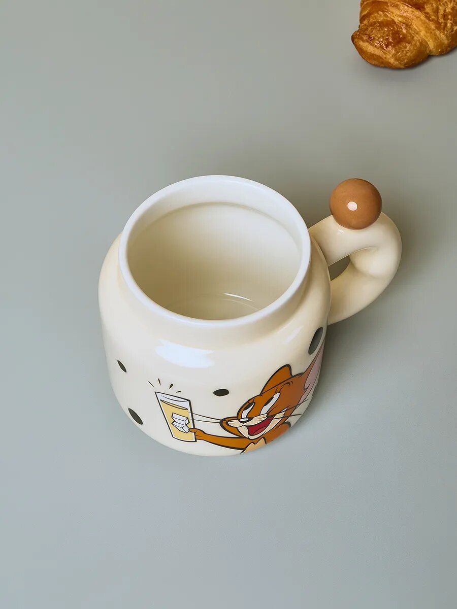 Кружка от бренда "Тепло в руках" - "Том и Джерри", с крышкой, керамика, коричневая, подарочная упаковка — фото 1