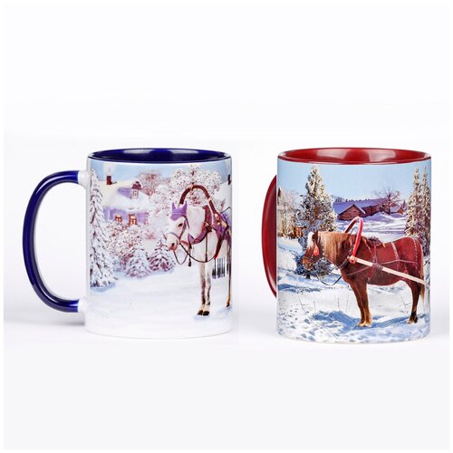 фото Набор из двух цветных кружек darifly "зимний деревенский пейзаж с лошадьми" для чаепития с изображением заснеженной деревни и лошадей с санями.