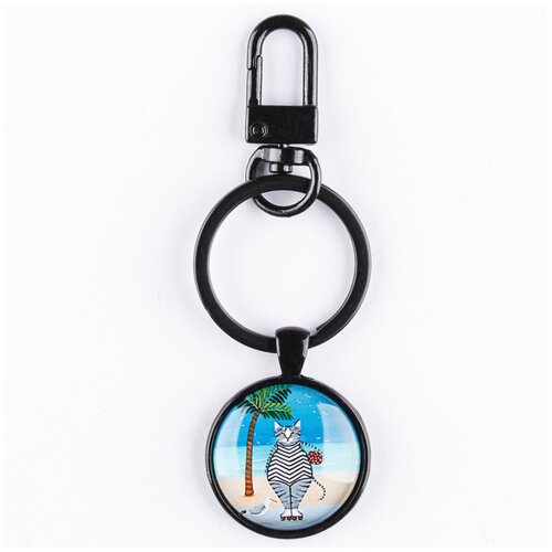 фото Брелок darifly чёрный с небольшим карабином, большим кольцом для ключей и круглым рисунком "прикольная кошка на роликах в полосатом купальнике стоит на пляже под пальмой вместе с чайкой