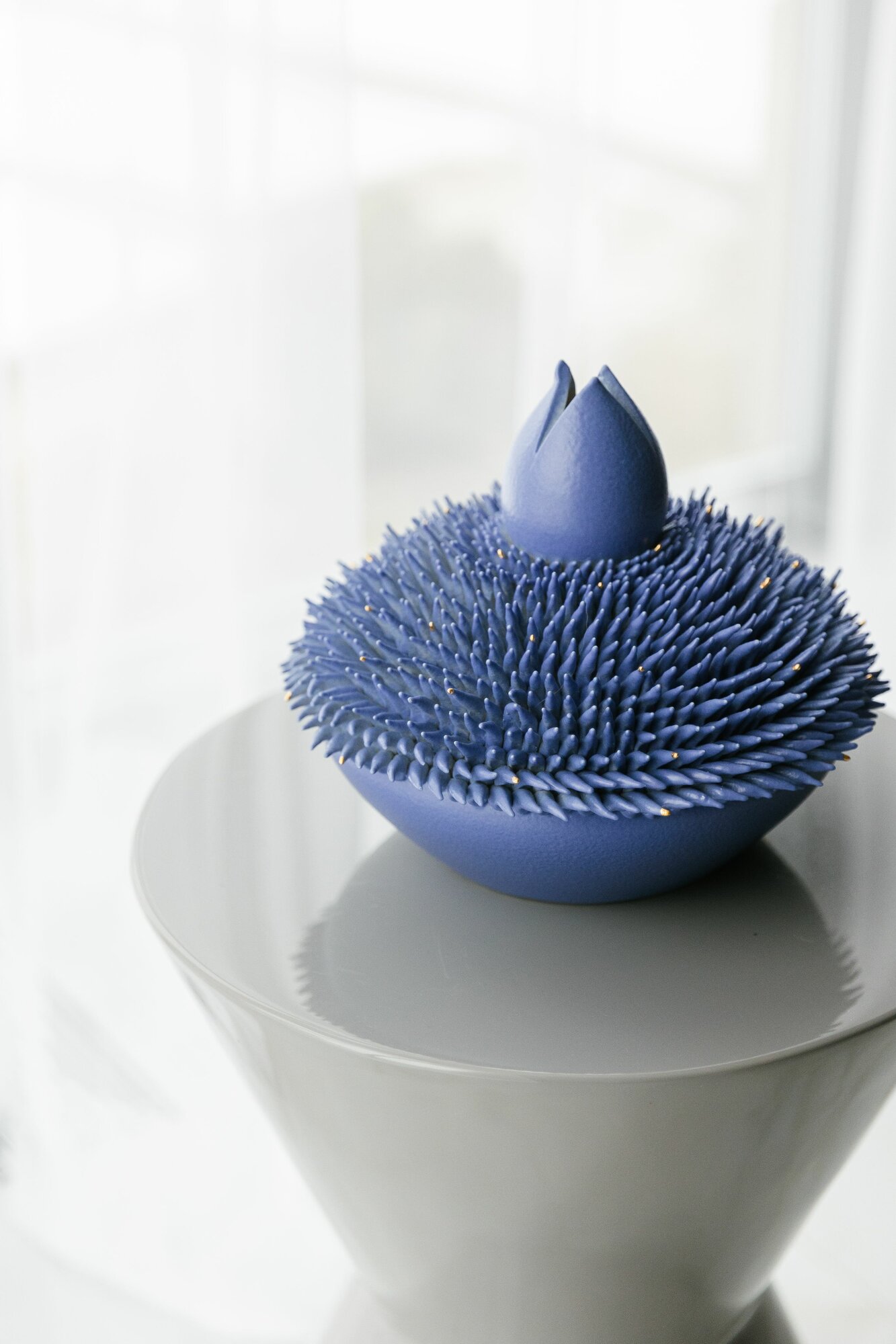 Ваза-декор из керамики покрытой глазурью синего цвета высота 195 см длина 235 см