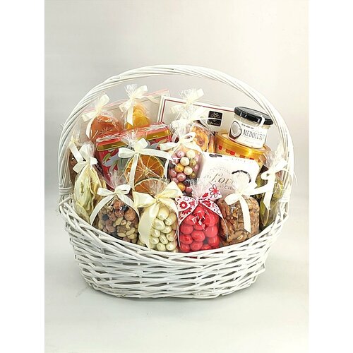 Подарочная корзина с орехами в молочном цвете