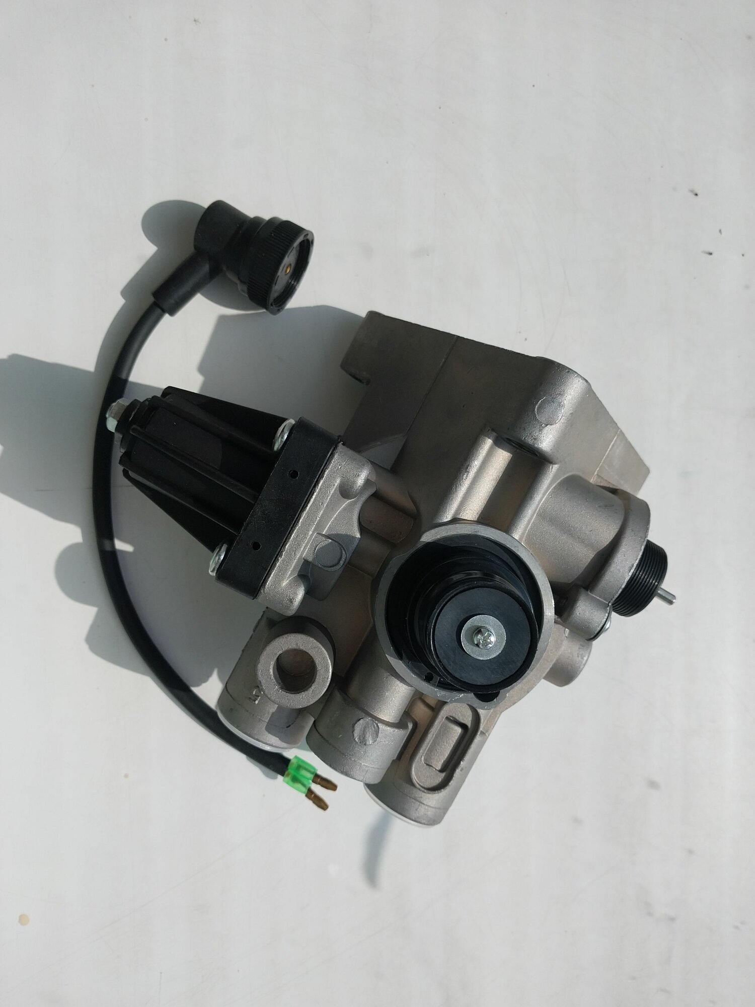 Осушитель воздуха тип WABCO, 24V (3 выхода, без фильтра) 4324106002