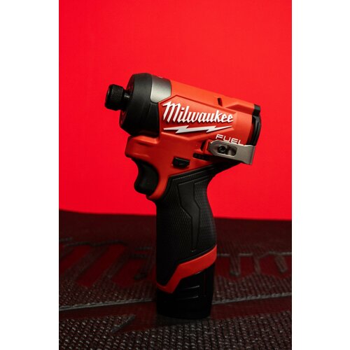 Аккумуляторный импульсный винтоверт Milwaukee M12 FID2-202 51738₽