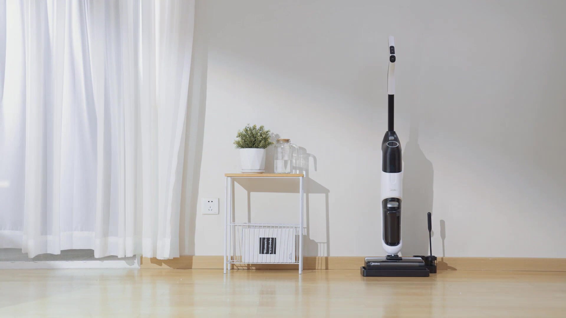 Вертикальный моющий пылесос Midea VSS1200, аккумулятор, сухая+влажная уборка, самоочистка на станции, белый — фото 1