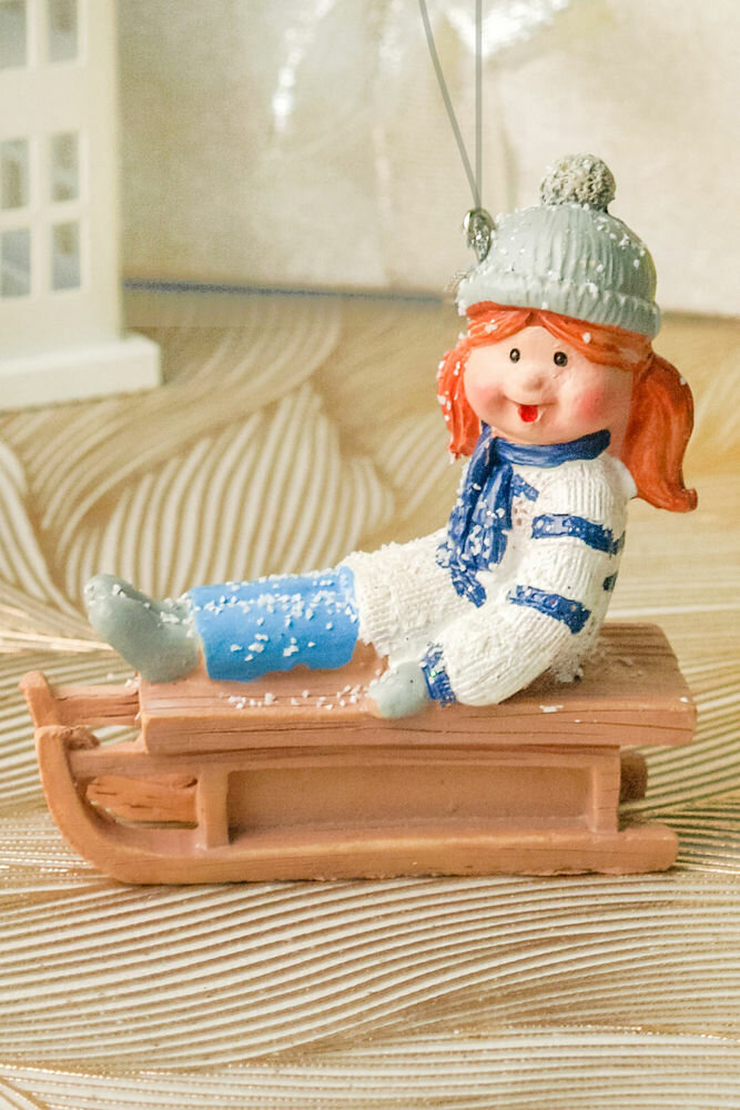 Ёлочная игрушка юная саночница, полистоун, 9 см, Kaemingk 530654-1