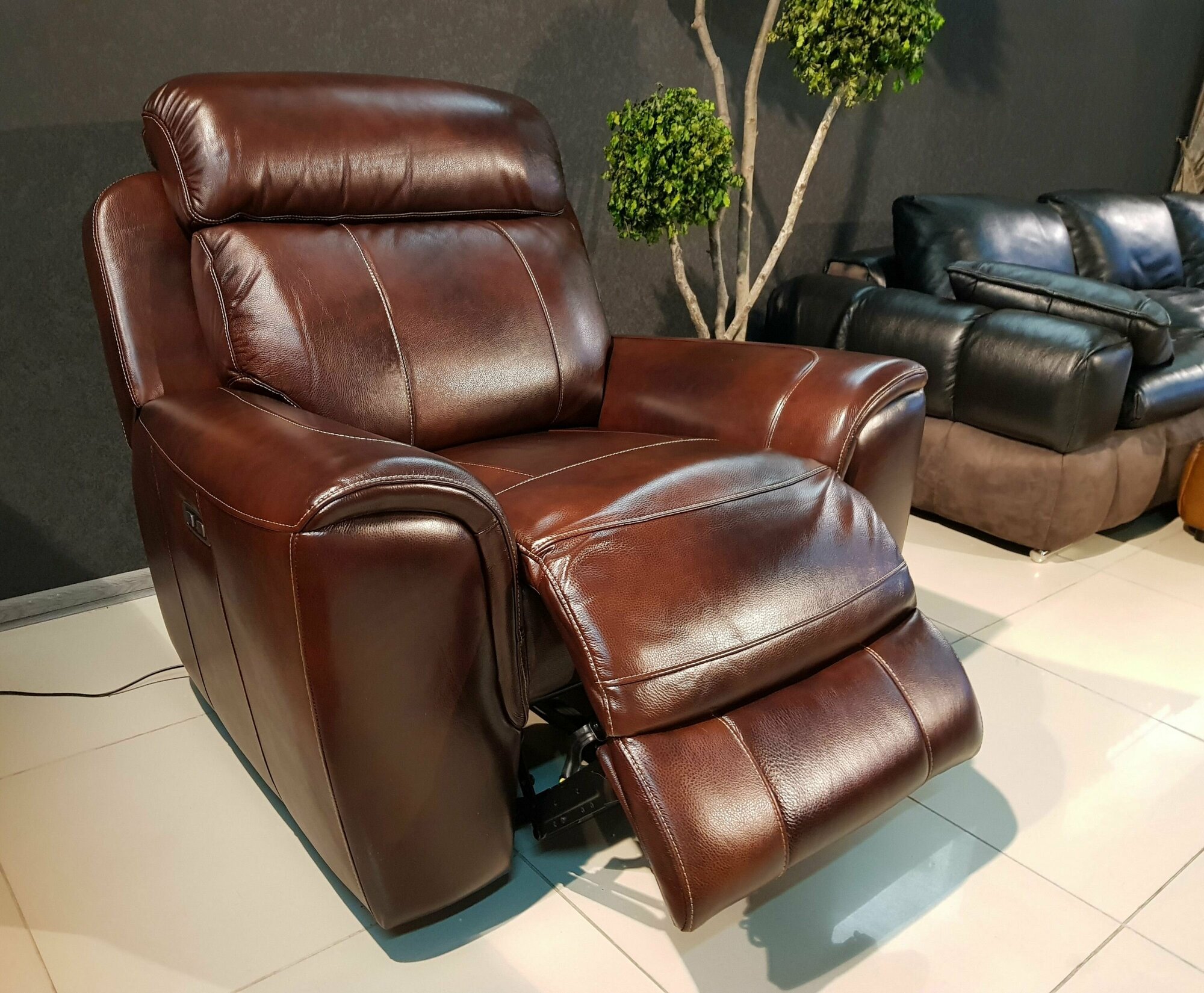 фото Кресло натуральная кожа, электрический реклайнер, вращающееся раскладное ортопедическое с высокой спинкой с регулируемым подголовником офисное кресло руководителя для работы за компьютером