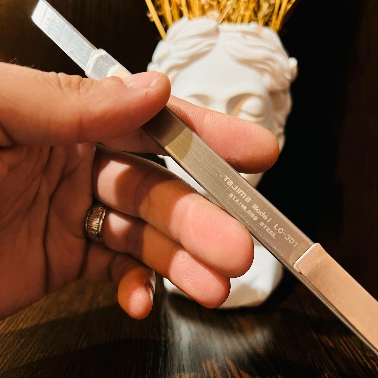 Нож легкий из нержавеющей стали TAJIMA LC301 9мм (3 лезвия, автофиксация) - фотография № 2