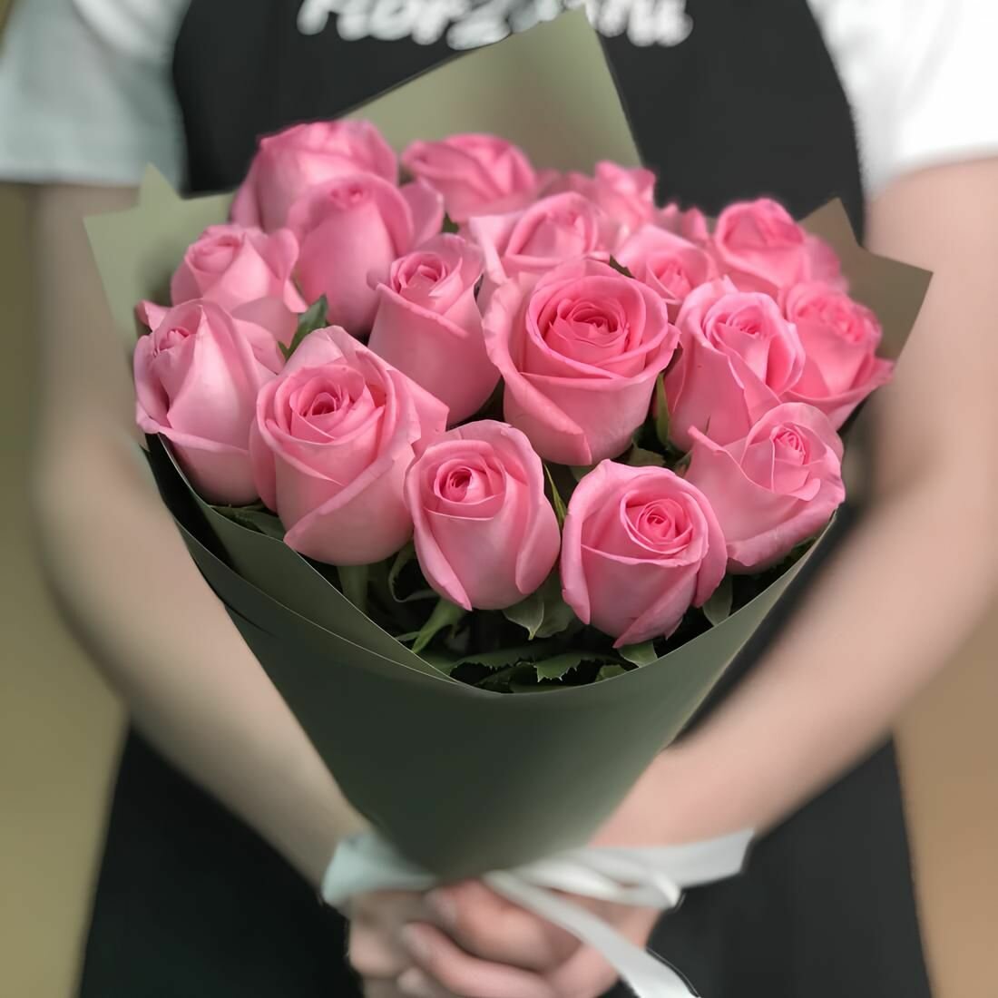 Букет живых цветов из 17 розовой розы 40 см в упаковке