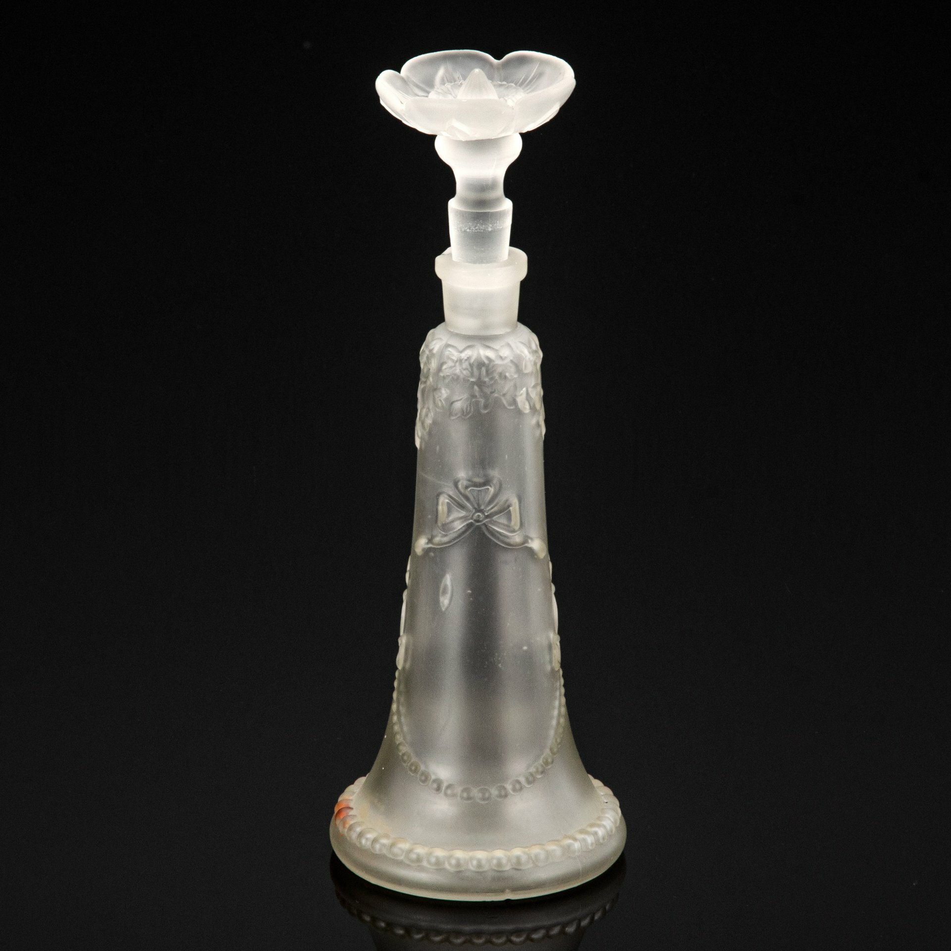 Флакон парфюмерный с декором в виде растительных мотивов и гирлянд, стекло