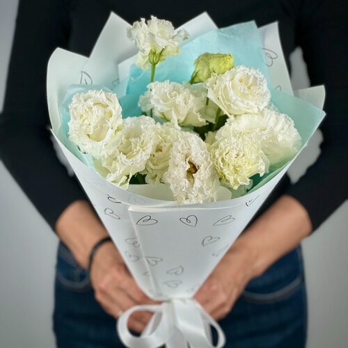 Изображение товара Букет из 5 белых лизиантусов в стильной упаковке. «365 Поводов» - живые цветы с доставкой