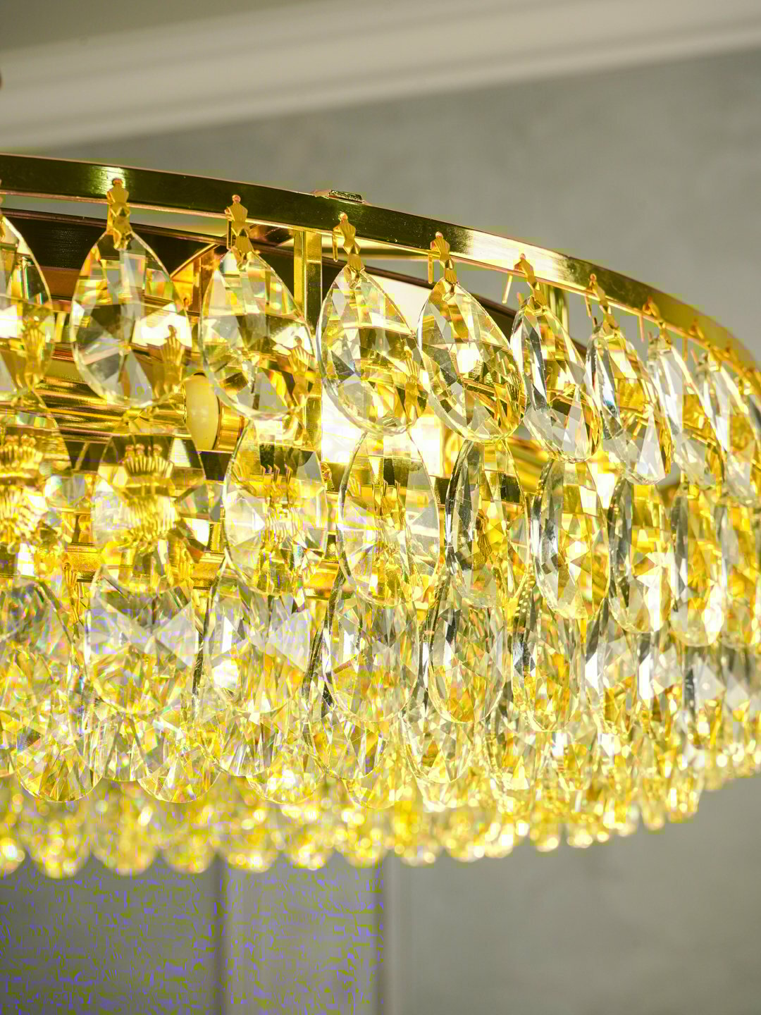 Люстра подвесная, хрустальная, с регулировкой высоты, 2 формы: круг и овал, с цоколем Е14 круг 55 см, Золотой — фото 1